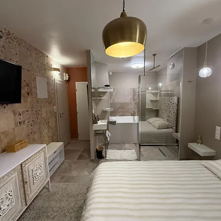 Love Room נרבון